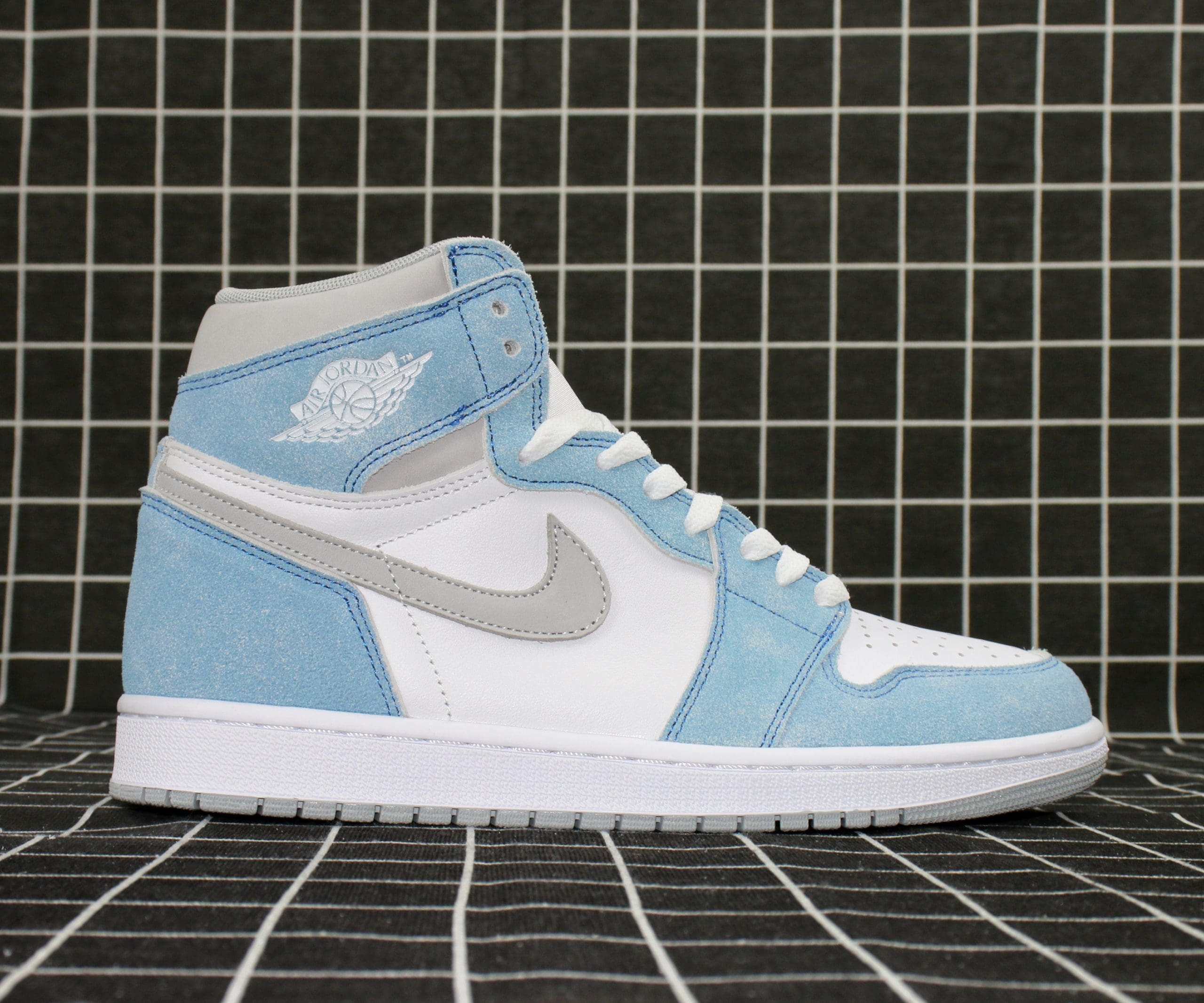 Air Jordan 1 Retro High OG Hyper Royal Replica